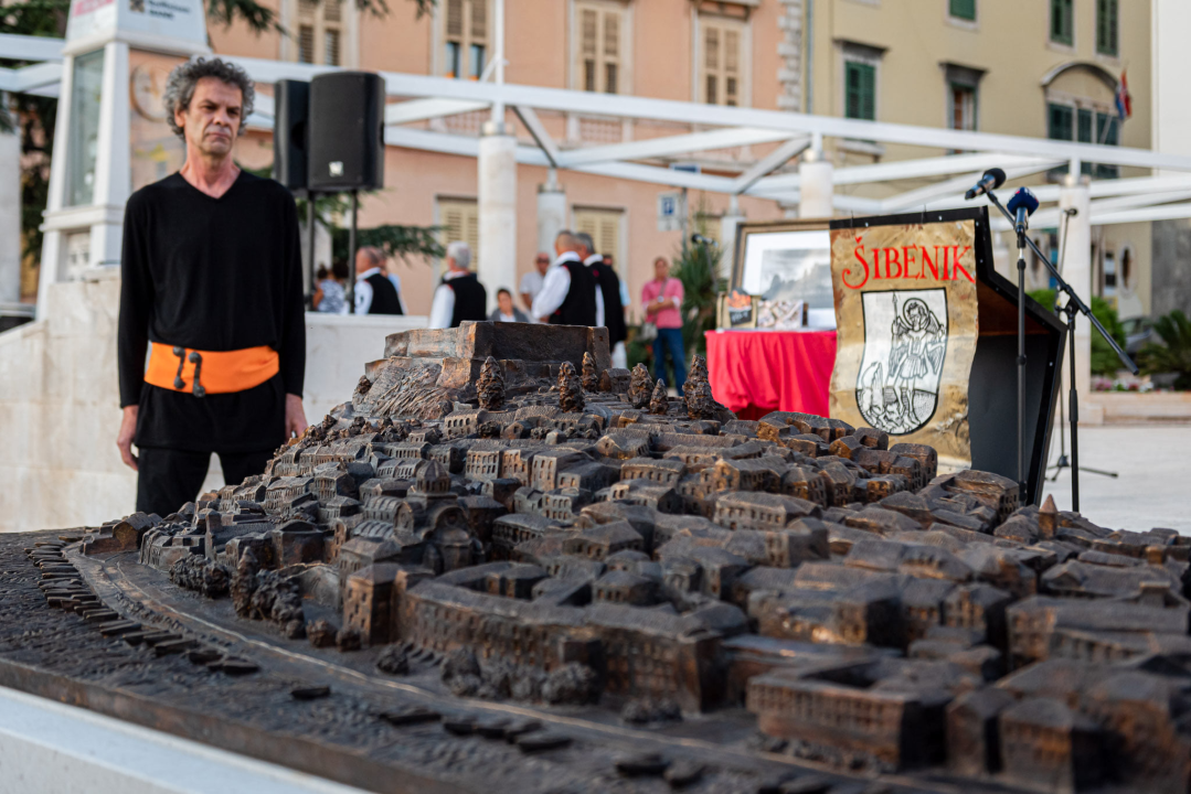 Brončana skulptura stare gradske jezgre Zvonimira Vile pred gradskom upravom: 'Uhvaćen je labirintski osjećaj grada, jedinstven za Šibenik'