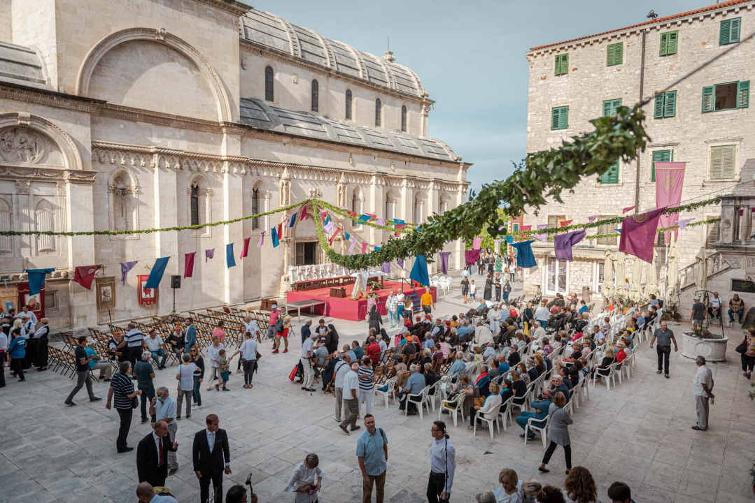 Tradicionalnom procesijom i misom Šibenčani proslavili Dan grada: Donosimo fotogaleriju 