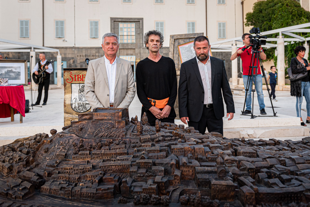 Brončana skulptura stare gradske jezgre Zvonimira Vile pred gradskom upravom: 'Uhvaćen je labirintski osjećaj grada, jedinstven za Šibenik'