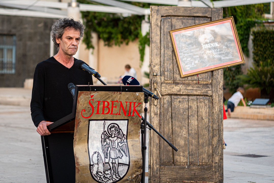 Brončana skulptura stare gradske jezgre Zvonimira Vile pred gradskom upravom: 'Uhvaćen je labirintski osjećaj grada, jedinstven za Šibenik'