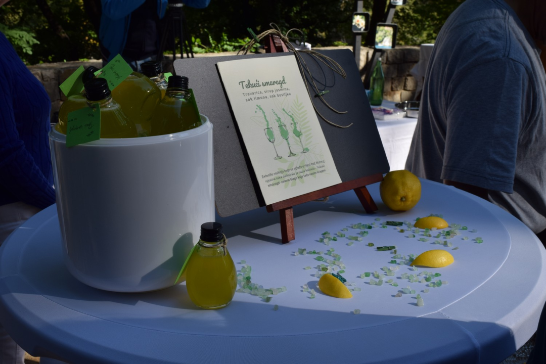 Šibenski srednjoškolci na Skradinskom buku predstavili koktel 'Tekući smaragd'