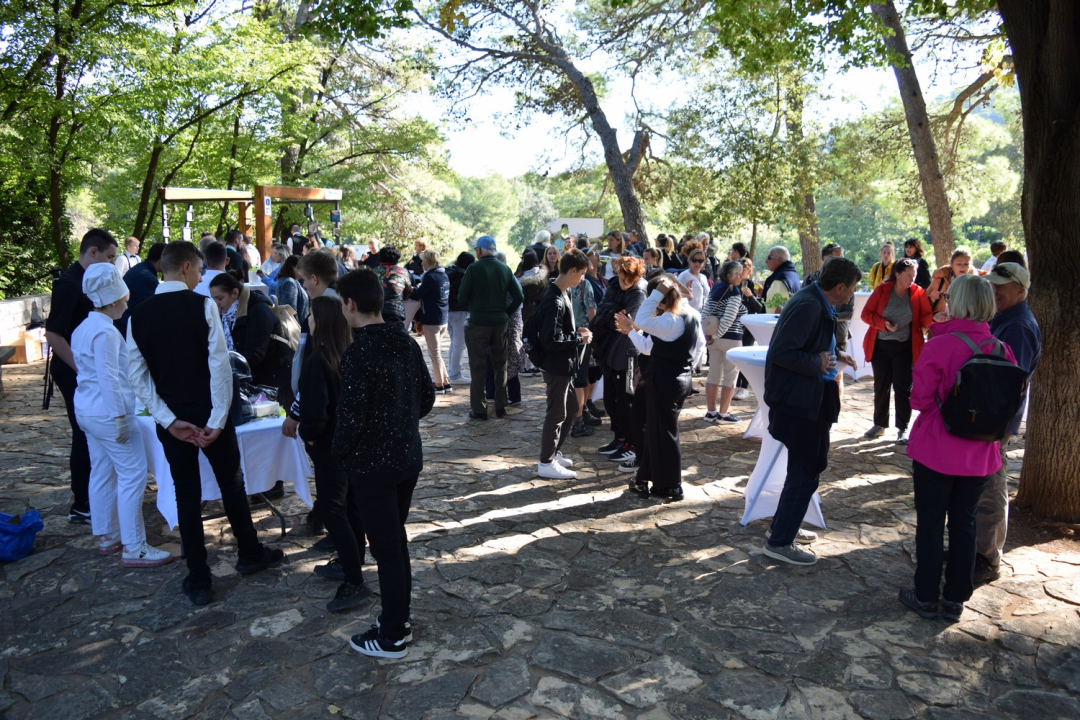 Šibenski srednjoškolci na Skradinskom buku predstavili koktel 'Tekući smaragd'