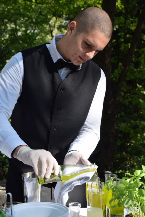 Šibenski srednjoškolci na Skradinskom buku predstavili koktel 'Tekući smaragd'