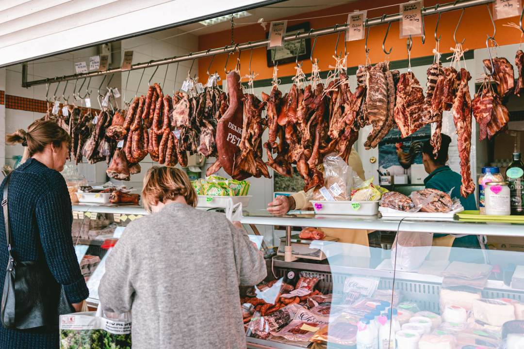 Zima je, kažu, hladna i strašna, ali uz Delikatese Petrović bit će vam toplo barem oko srca!