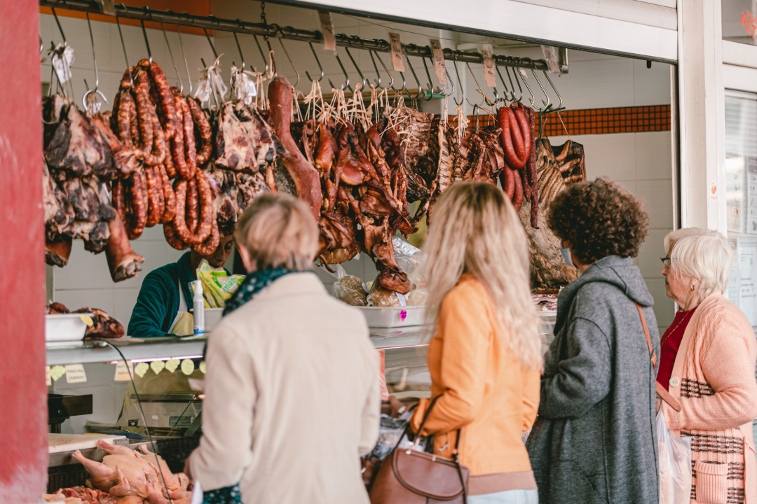 Zima je, kažu, hladna i strašna, ali uz Delikatese Petrović bit će vam toplo barem oko srca!
