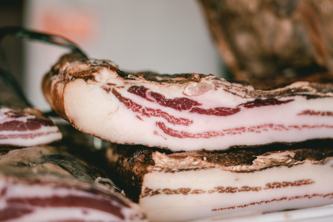 Zima je, kažu, hladna i strašna, ali uz Delikatese Petrović bit će vam toplo barem oko srca!