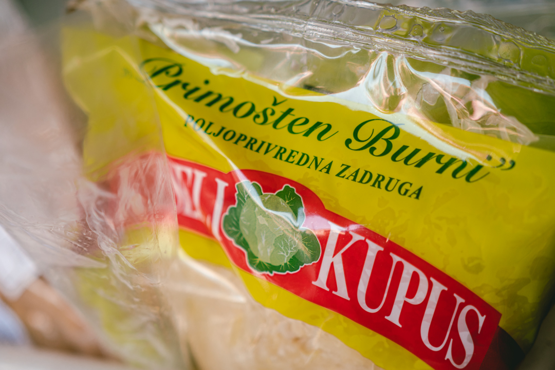 Zima je, kažu, hladna i strašna, ali uz Delikatese Petrović bit će vam toplo barem oko srca!