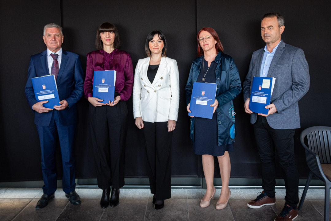 Ministrica Tramišak u Šibenik donijela kuvertu tešku 10,2 milijuna kuna: Novac ide za Bikarac, Pode, tvrđave i kanal sv. Ante   