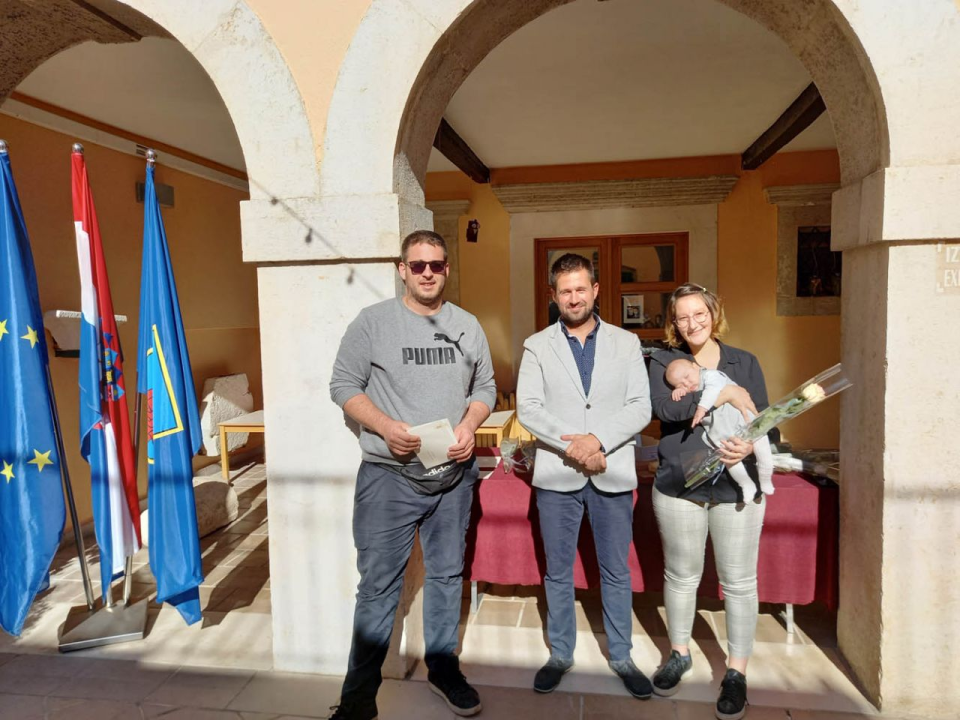 Potpore Općine Tisno za novovjenčane parove i novorođenu djecu: Po  jednu, tri, pet i sedam tisuća kuna