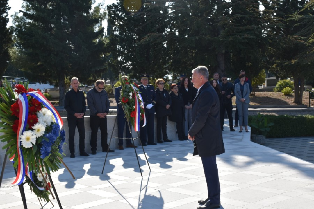 Uoči blagdana Svih svetih, položeni vijenci i zapaljene svijeće na Kvanju