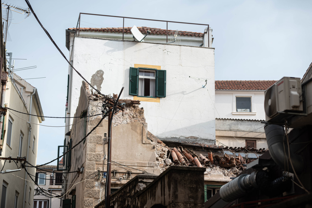 Urušila se kuća u centru Šibenika, dio pao na susjedni kafić: 'Nema većeg oštećenja, sva sreća da nitko nije stradao'