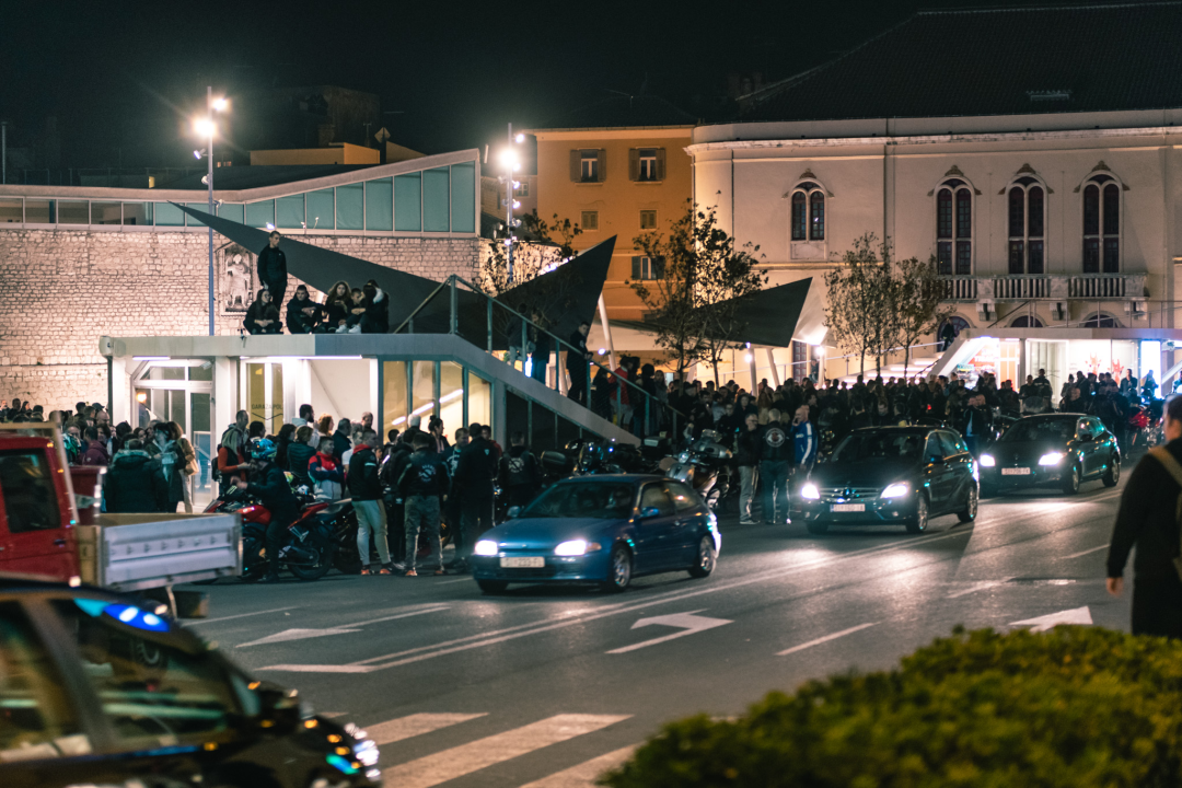 Šibenčani se peti dan zaredom ‘spontano okupili’ na Poljani, ‘spontano’ im se pridružili i bikeri