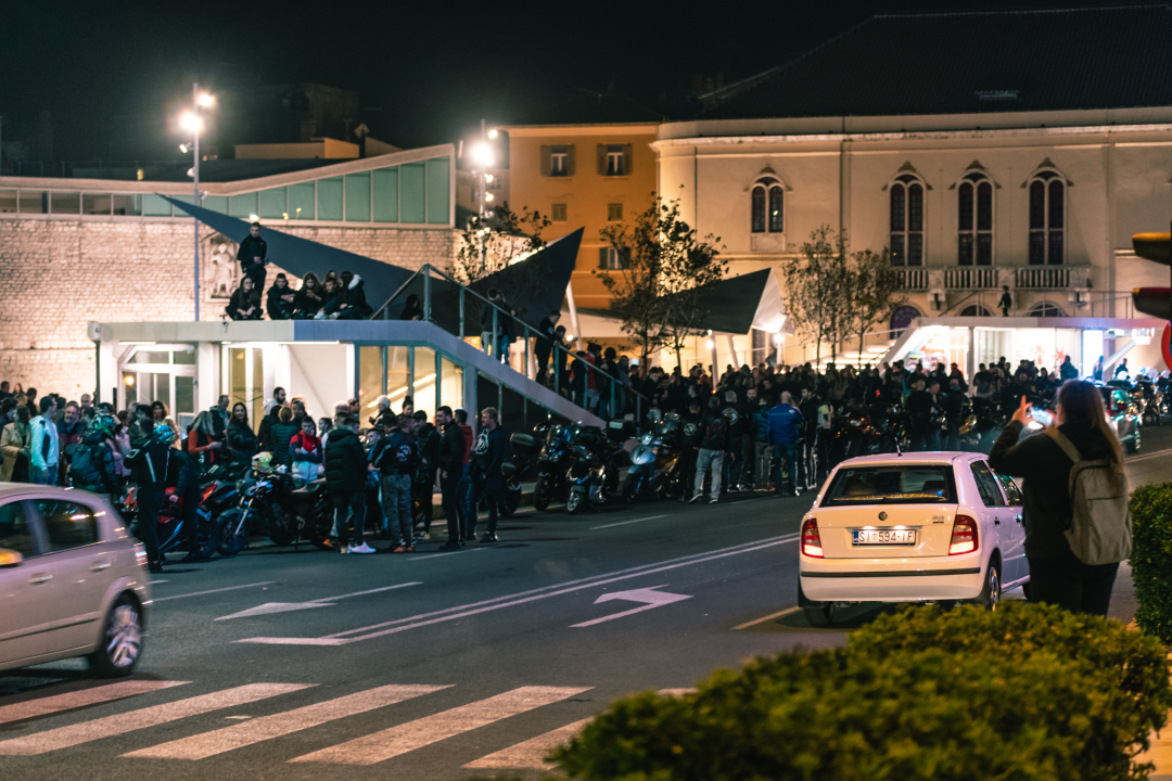 Šibenčani se peti dan zaredom ‘spontano okupili’ na Poljani, ‘spontano’ im se pridružili i bikeri