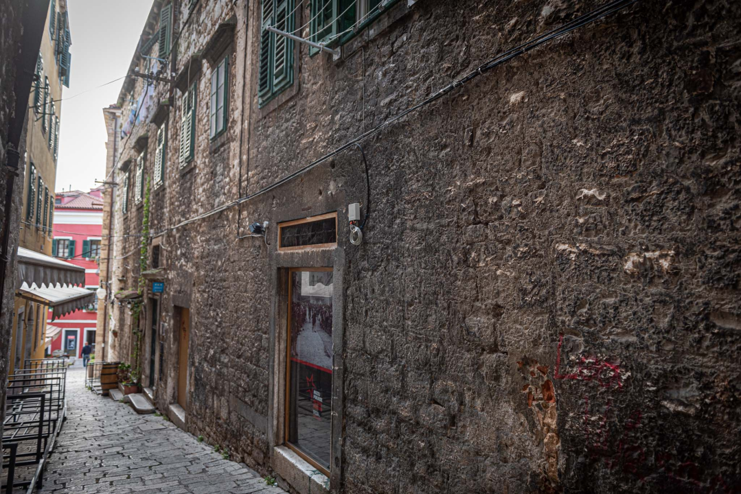 'Prozori propuštaju, otpadaju škure, urušava se strop': Na Meduliću je kritično, provjerili smo koje još zgrade u centru trebaju hitnu adaptaciju  