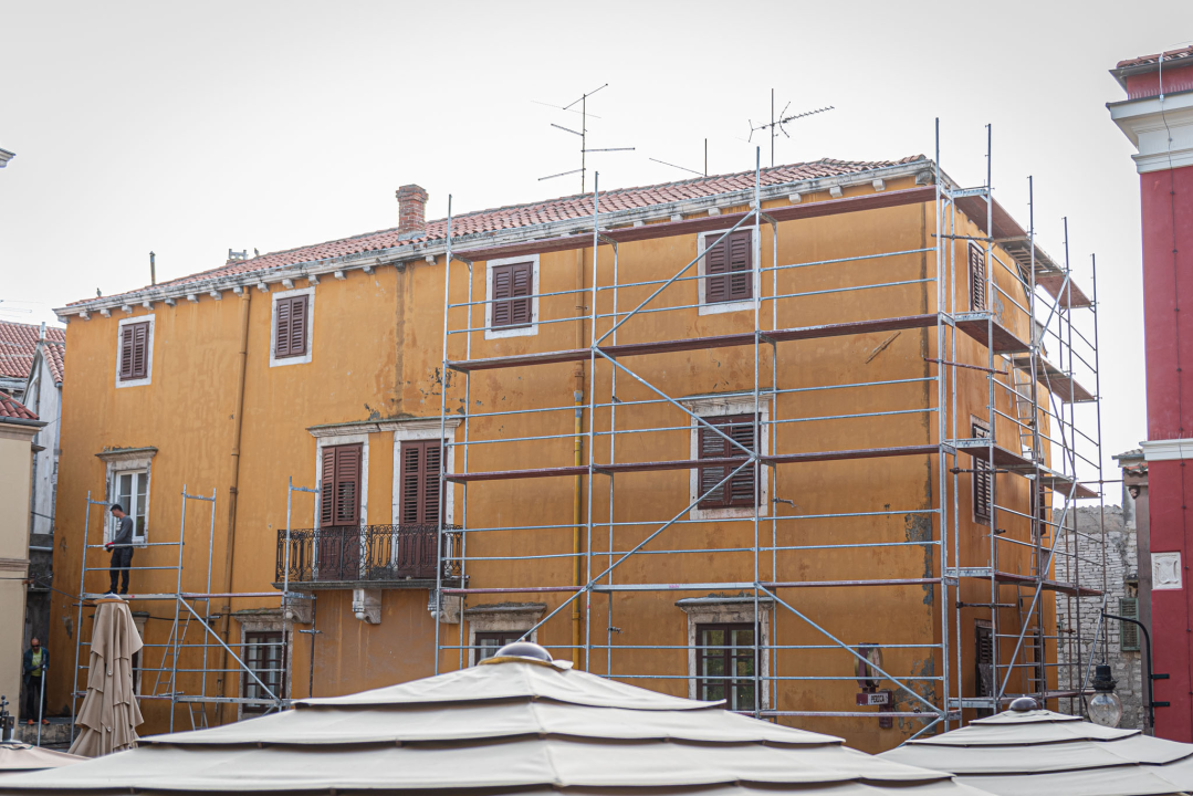 'Prozori propuštaju, otpadaju škure, urušava se strop': Na Meduliću je kritično, provjerili smo koje još zgrade u centru trebaju hitnu adaptaciju  