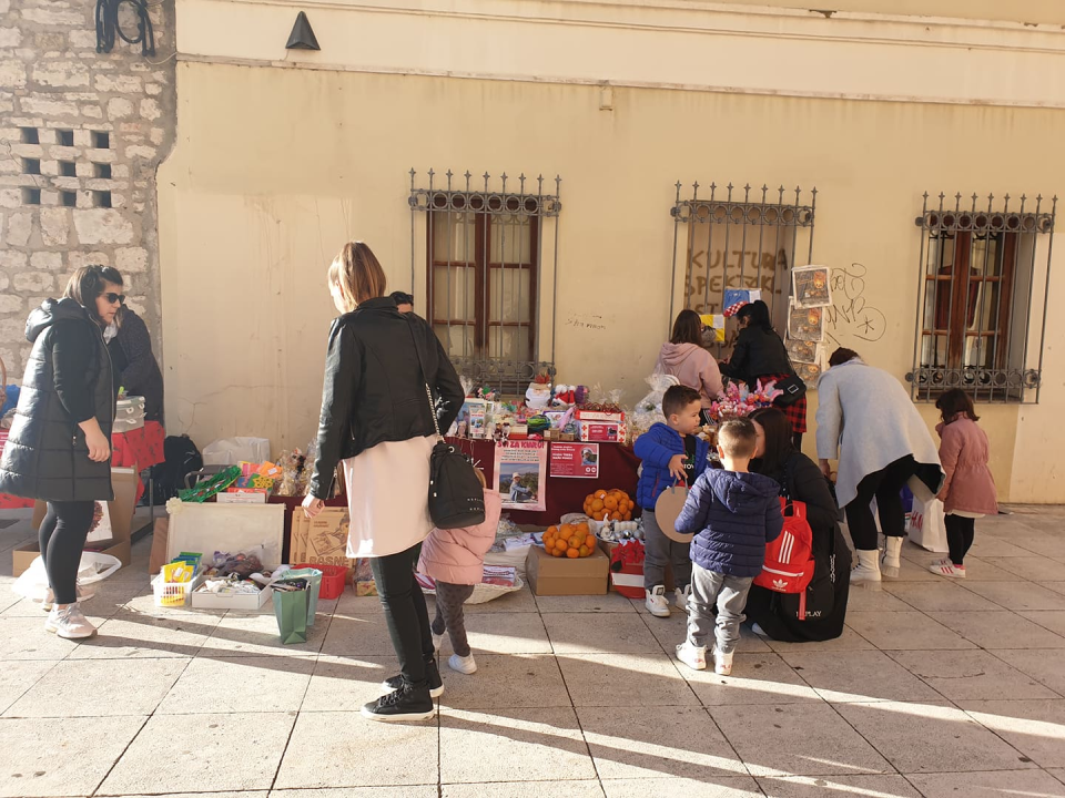Počeo 'Božićni sajam za Kiaru' ispred kazališta: Dođite i pomognite!