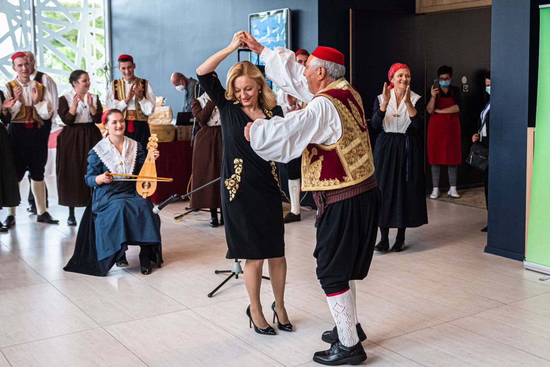 U Amadria parku otvoren Mediteranski sajam: Marijana Petir zaplesala linđo, a poseban hit je štand sa sirom Mercedes   