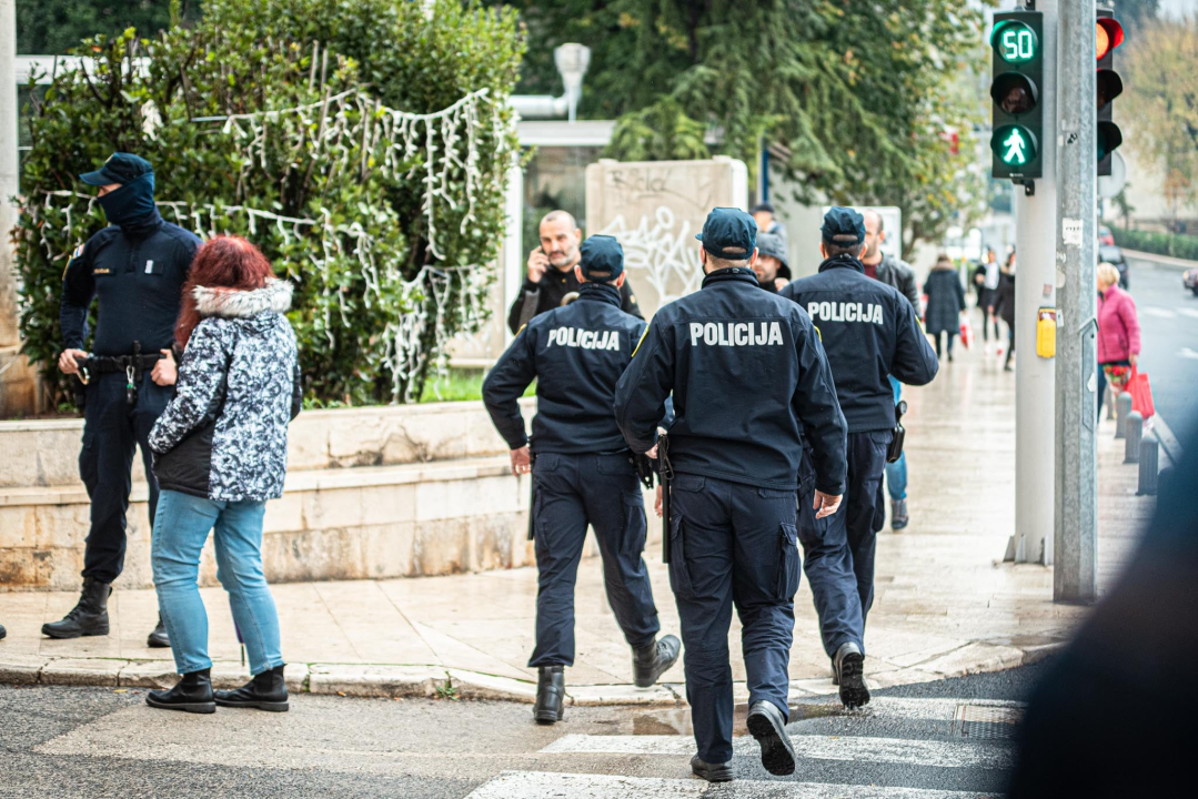 Lanac i katanac na vratima šibenske gradske uprave: 'Neka osjete kako je nama svaki dan'