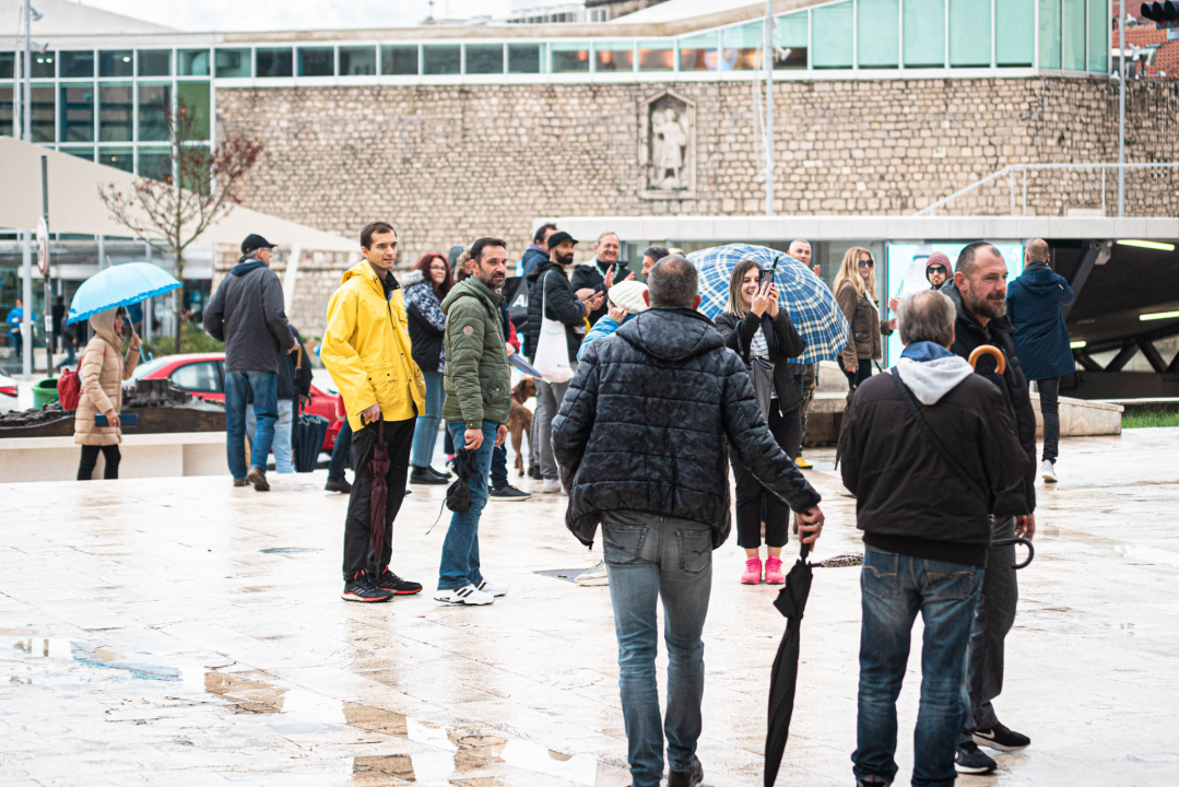 Lanac i katanac na vratima šibenske gradske uprave: 'Neka osjete kako je nama svaki dan'