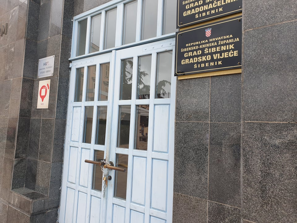 Lanac i katanac na vratima šibenske gradske uprave: 'Neka osjete kako je nama svaki dan'