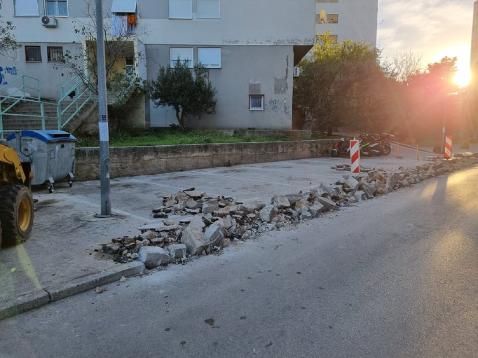 U Ulici branitelja Domovinskog rada opet započeli radovi: Uređuje se nogostup, parkirna mjesta i postavlja prometna signalizacija 