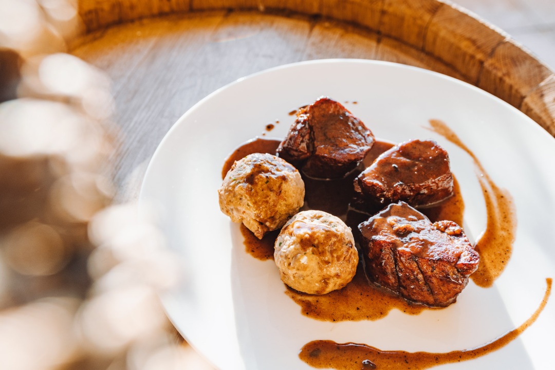 Advent u Arije uz glazbu uživo svakog vikenda donosi odličnu ponudu blagdanskih jela!   