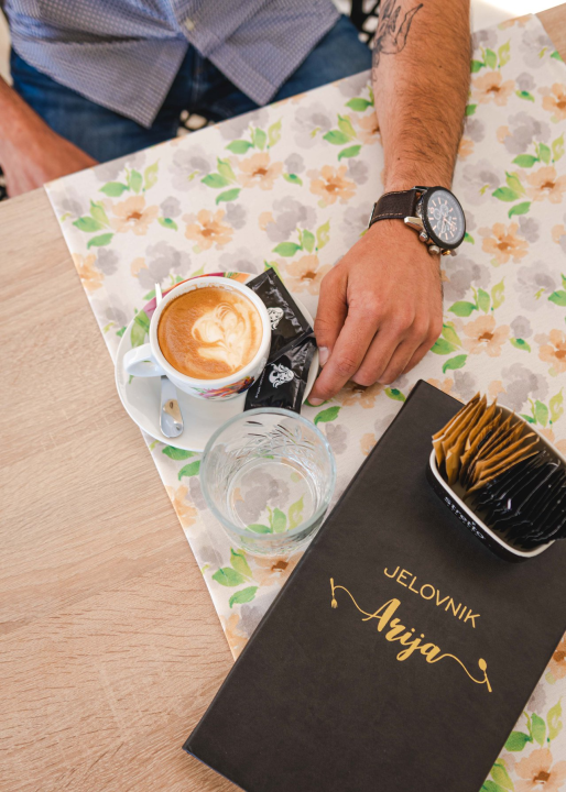 Advent u Arije uz glazbu uživo svakog vikenda donosi odličnu ponudu blagdanskih jela!   
