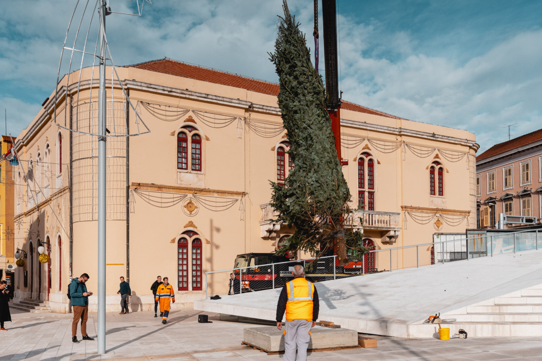 Okončan šibenski raketni program: Šibenik dobio pravi 7,5 metara visok božićni bor 