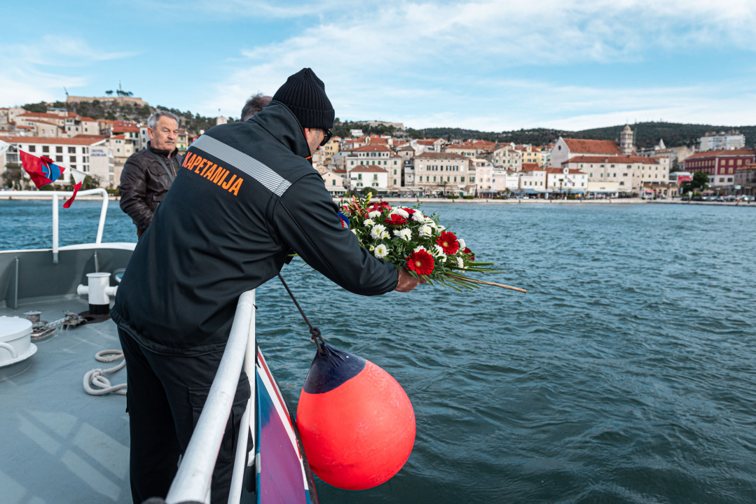 Sindikat pomoraca polaganjem vijenca u more obilježio dan svetog Nikole 