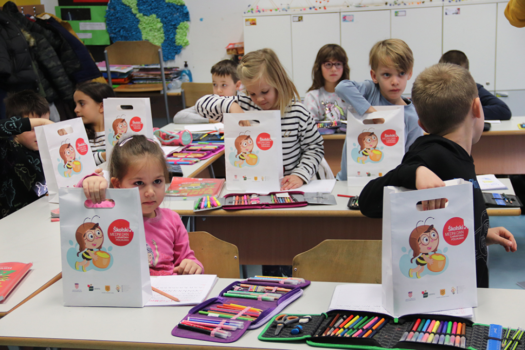 Medni dan obilježen u školama: Po teglica meda za svakog šibenskog prvašića