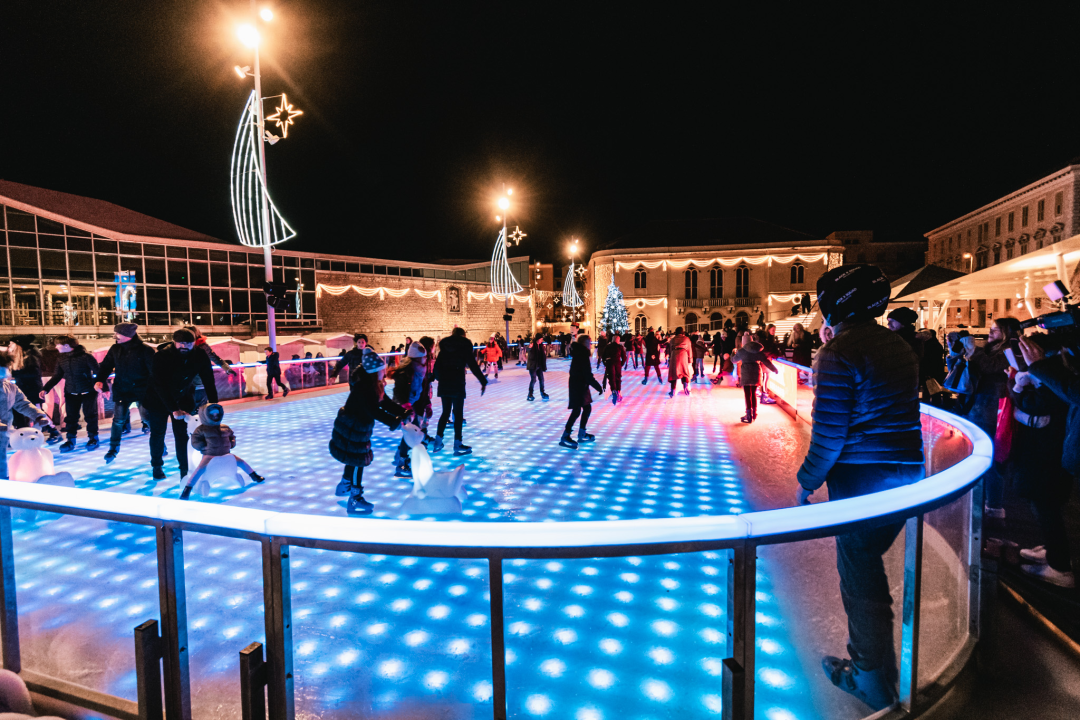 Bajkovito disco klizalište zvijezda na vrhu šibenske Adventure!