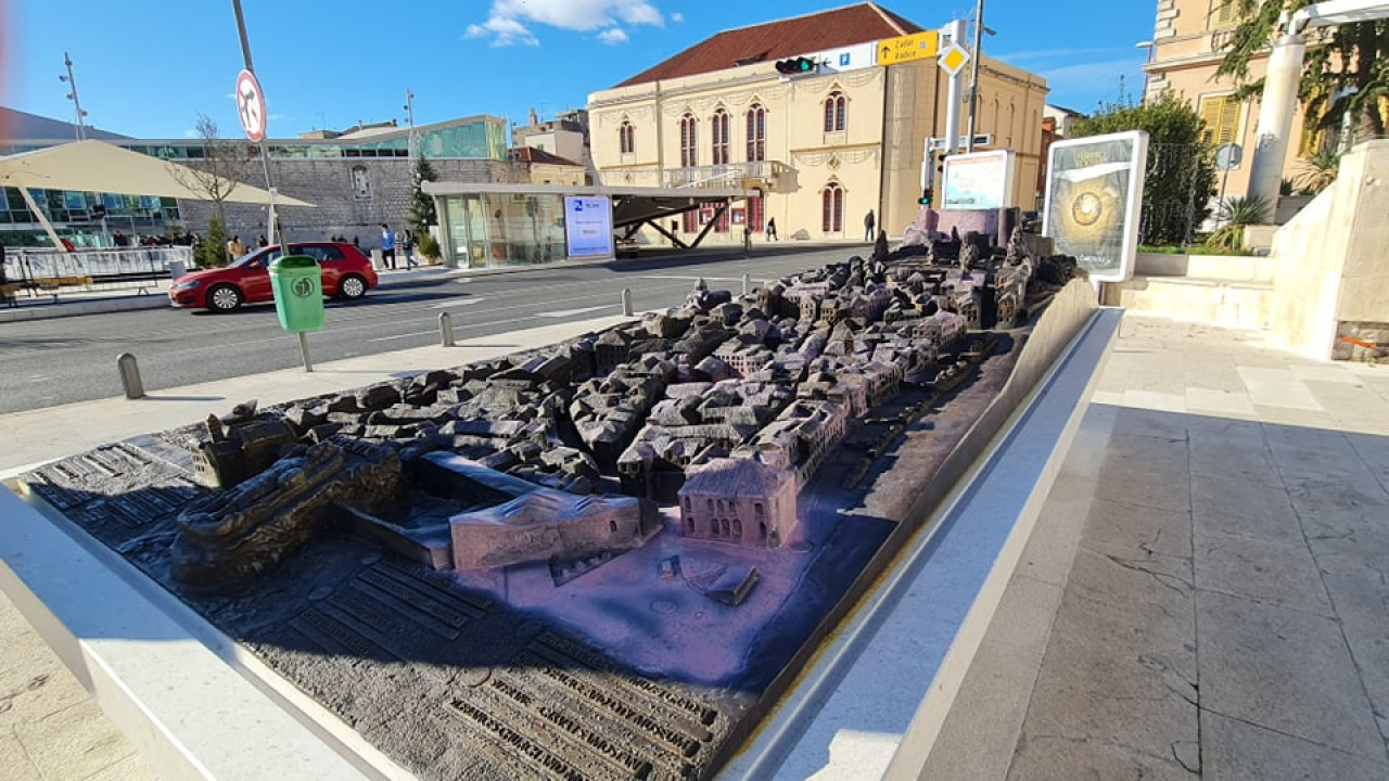 Neka budala išarala je ružičastom bojom brončani Vilin reljef Šibenika pred gradskom upravom 