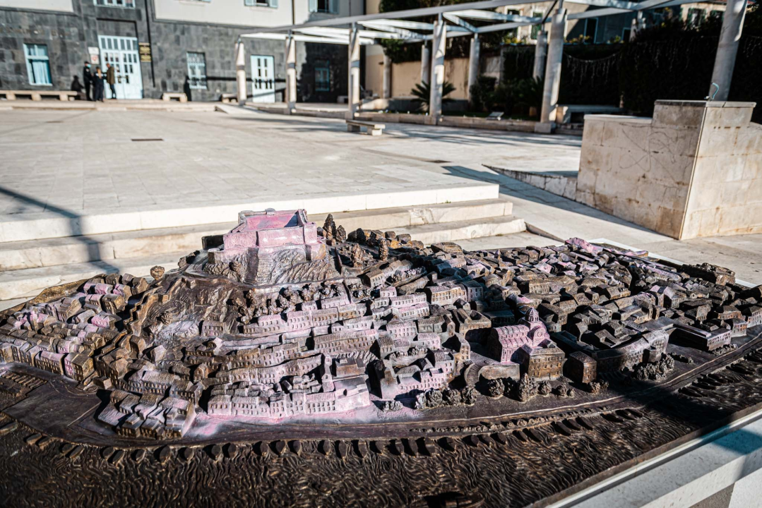 Neka budala išarala je ružičastom bojom brončani Vilin reljef Šibenika pred gradskom upravom 