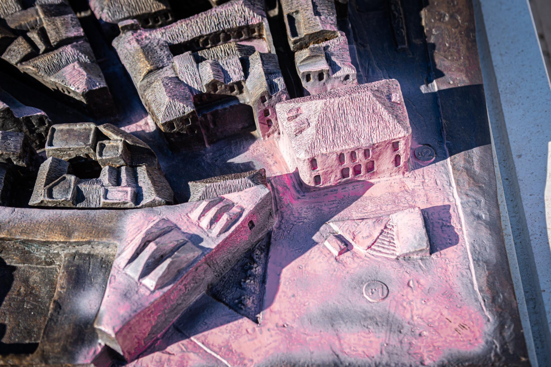 Neka budala išarala je ružičastom bojom brončani Vilin reljef Šibenika pred gradskom upravom 