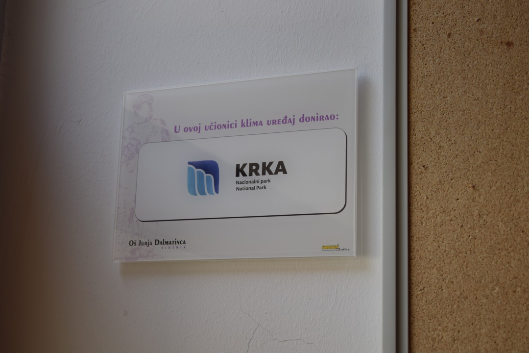 Škola na Lozovcu dobila 11 klima uređaja od NP Krka i dvije firme: Vrijedna donacija uz koju će boravak u školi biti ugodniji