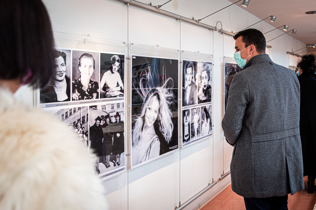 Otvorena izložba fotografija 'Lijepa, ljepša... Šibenčanka' novinara Stanka Ferića: 'Žene su ogledalo duše Šibenika' 