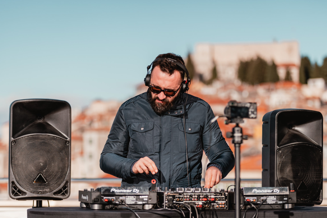 Šibeniku za rođendan poklanjamo spektakularne kadrove Šibenika uz SuggaDaddyja, Bakulu i Fikcija Mongera