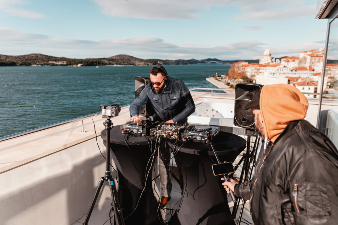 Šibeniku za rođendan poklanjamo spektakularne kadrove Šibenika uz SuggaDaddyja, Bakulu i Fikcija Mongera