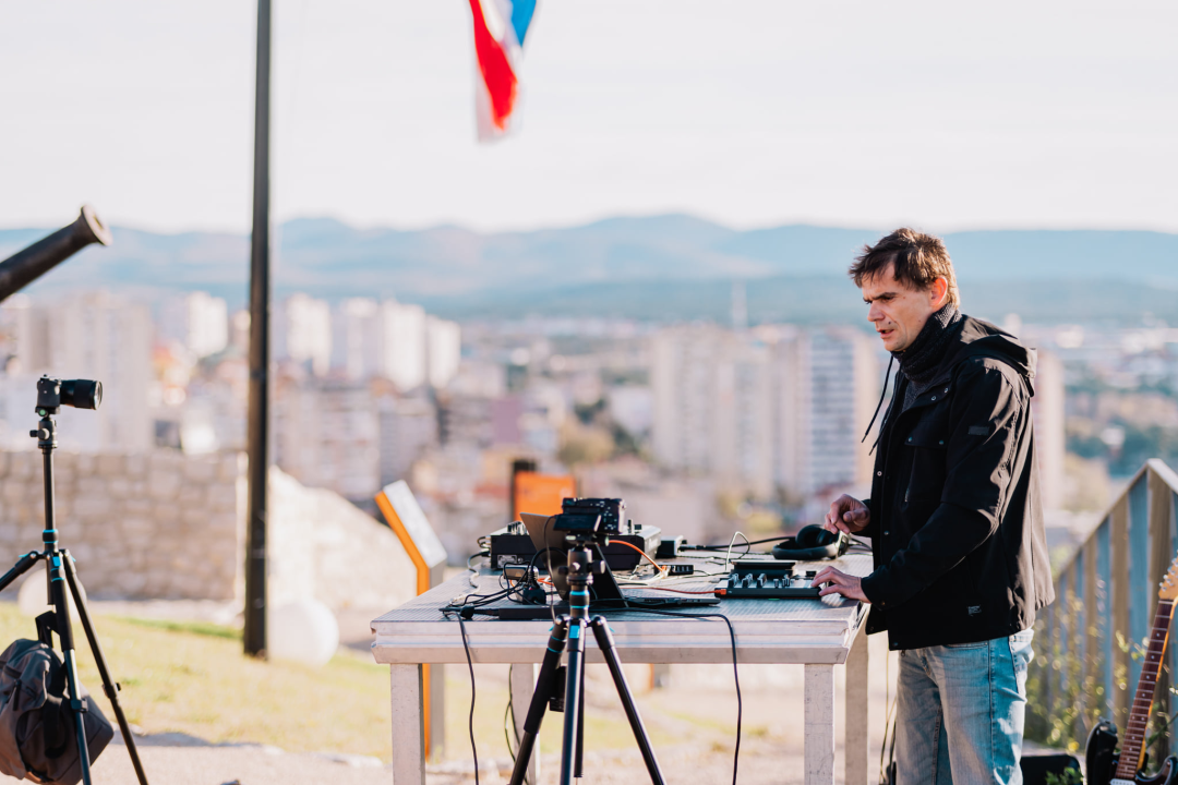 Šibeniku za rođendan poklanjamo spektakularne kadrove Šibenika uz SuggaDaddyja, Bakulu i Fikcija Mongera