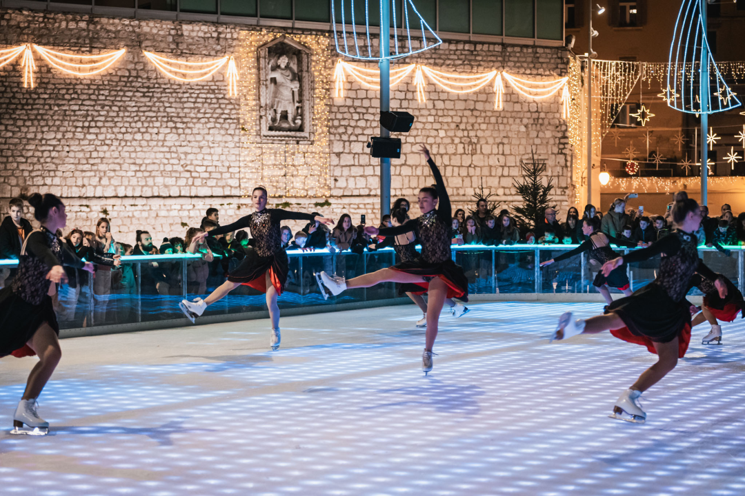 Ledeni spektakl na Vitićevom moru: Zagrebačke pahuljice očarale Adventuriste u Šibeniku 