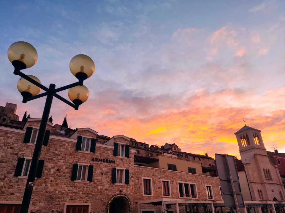 Jutros je izlazak sunca bio nestvaran, pogledajte Šibenik obojan toplim pastelnim bojama