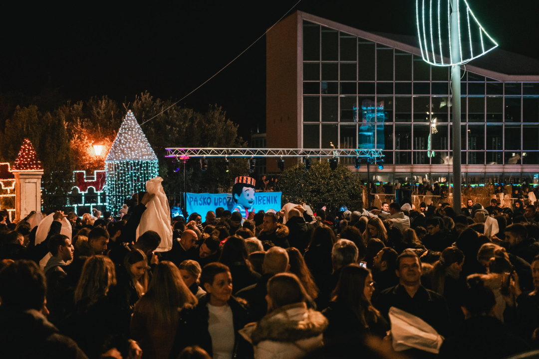Na Poljani pušteni lampioni za Kiaru: Prekrasni prizori u mirnoj novogodišnjoj noći