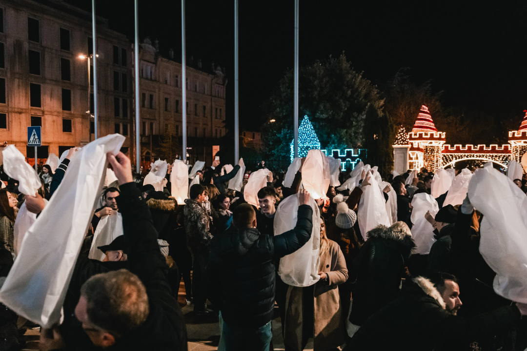 Na Poljani pušteni lampioni za Kiaru: Prekrasni prizori u mirnoj novogodišnjoj noći