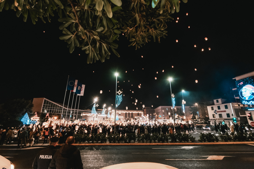 Na Poljani pušteni lampioni za Kiaru: Prekrasni prizori u mirnoj novogodišnjoj noći
