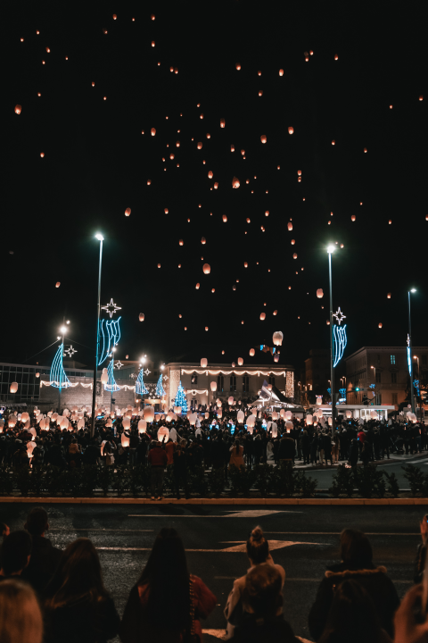 Na Poljani pušteni lampioni za Kiaru: Prekrasni prizori u mirnoj novogodišnjoj noći