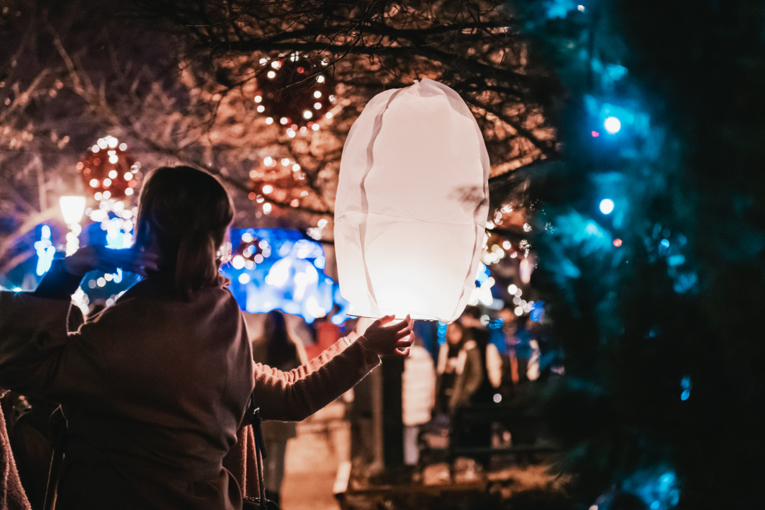 Na Poljani pušteni lampioni za Kiaru: Prekrasni prizori u mirnoj novogodišnjoj noći
