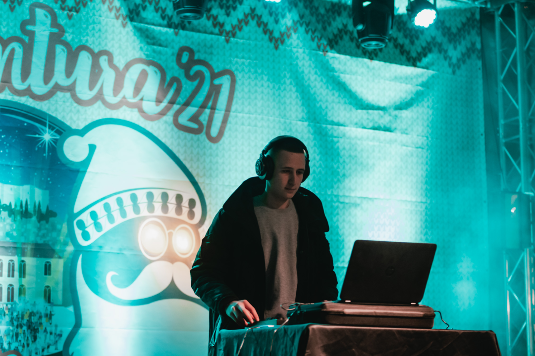 Na Poljani pušteni lampioni za Kiaru: Prekrasni prizori u mirnoj novogodišnjoj noći