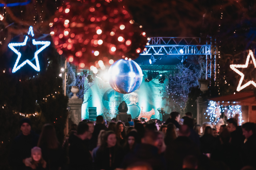 Na Poljani pušteni lampioni za Kiaru: Prekrasni prizori u mirnoj novogodišnjoj noći