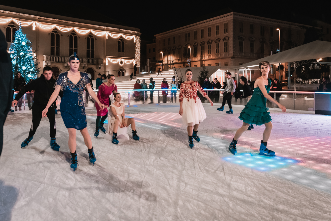 Modna bajka na Vitićevom moru: Šibenčanke klizale u vintage raskošnim haljinama!