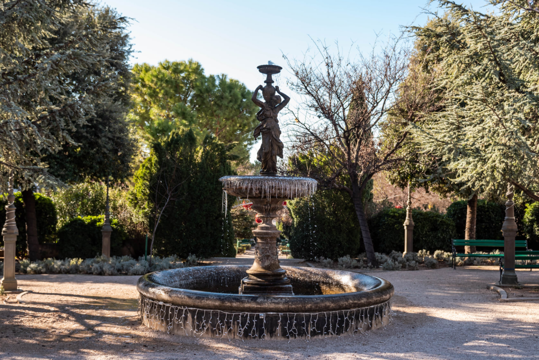 Zaledila fontana: Prije nego posegnete za mobitelom fotkati ovaj prizor u đardinu, pripazite gdje stajete